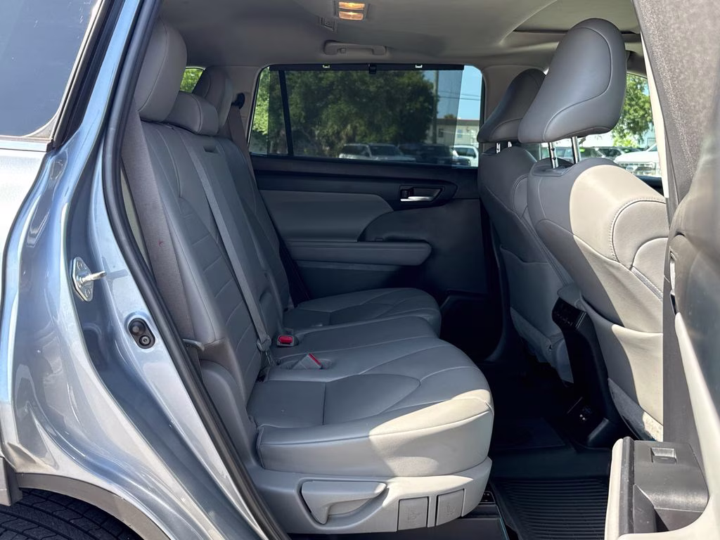 2021 Moon Dust Toyota Highlander XLE FWD SUV
