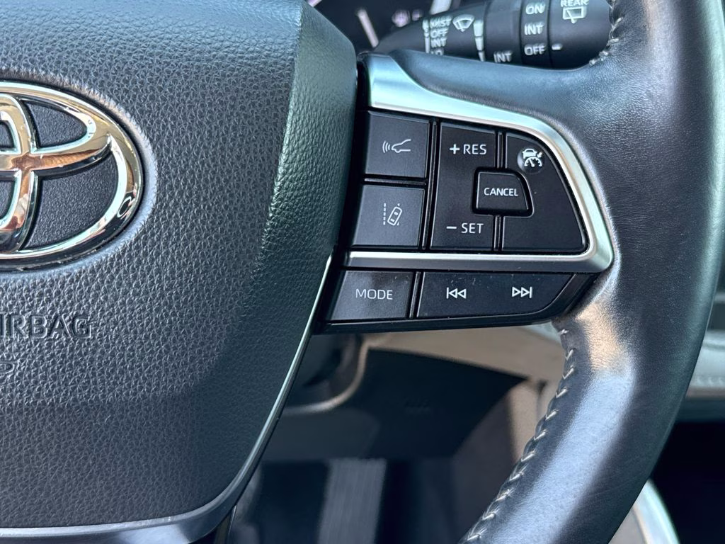 2021 Moon Dust Toyota Highlander XLE FWD SUV