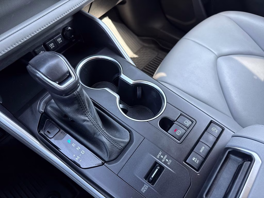 2021 Moon Dust Toyota Highlander XLE FWD SUV