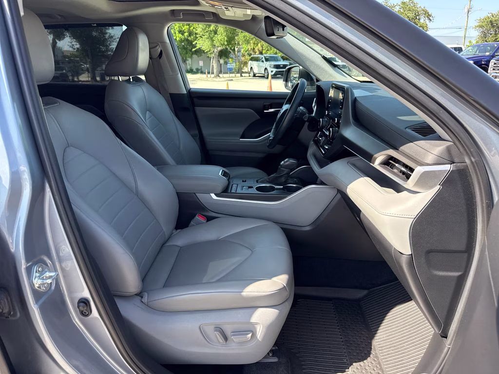 2021 Moon Dust Toyota Highlander XLE FWD SUV