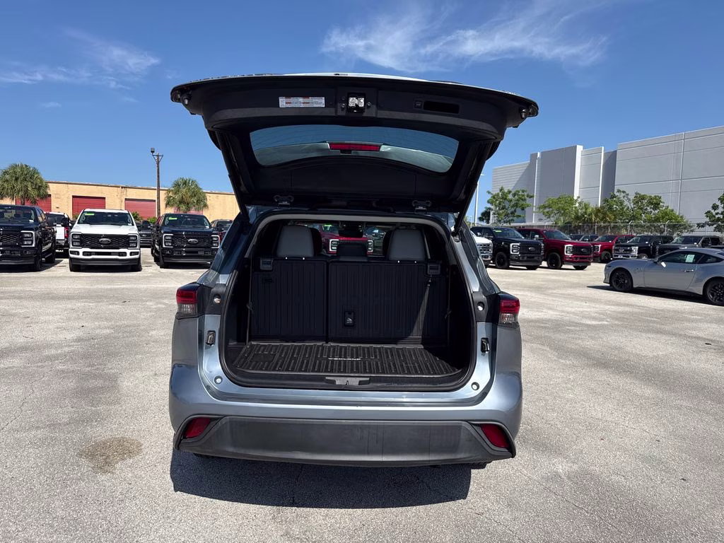 2021 Moon Dust Toyota Highlander XLE FWD SUV
