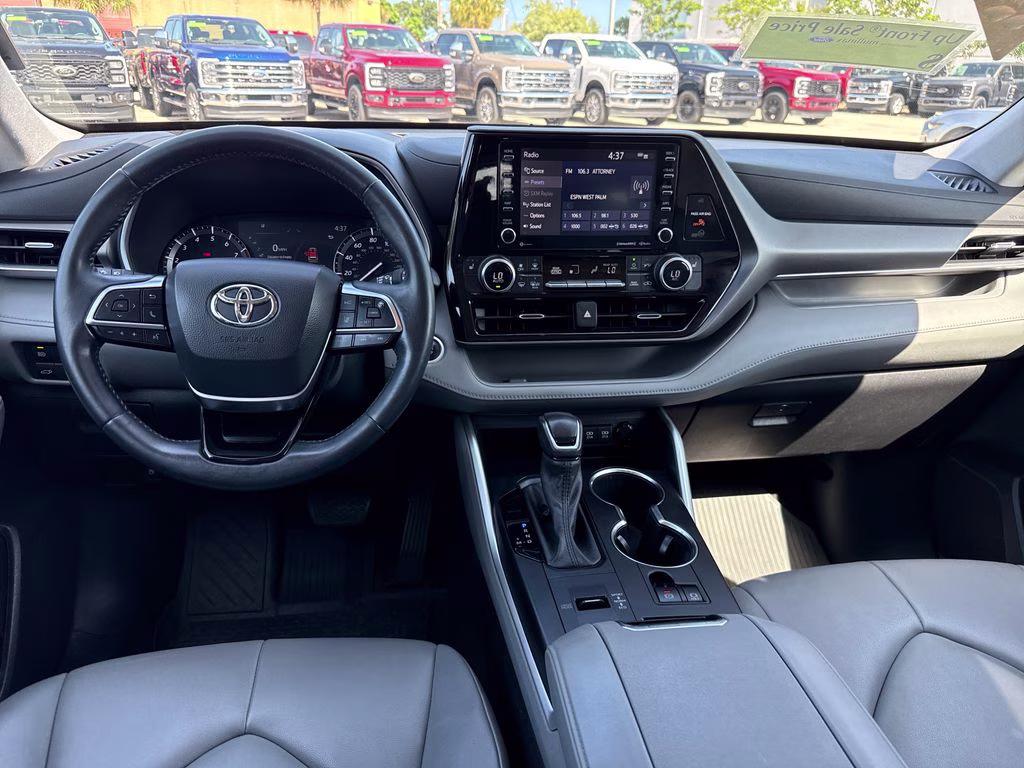 2021 Moon Dust Toyota Highlander XLE FWD SUV