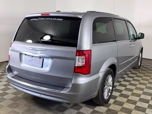 2015 Billet Silver Metallic Clearcoat Chrysler Town & Country Touring-L FWD Van