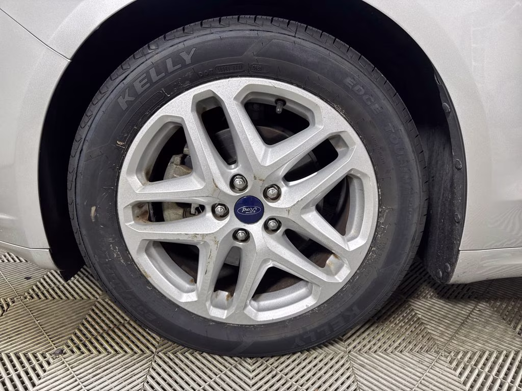 2016 Ingot Silver Ford Fusion SE FWD Sedan