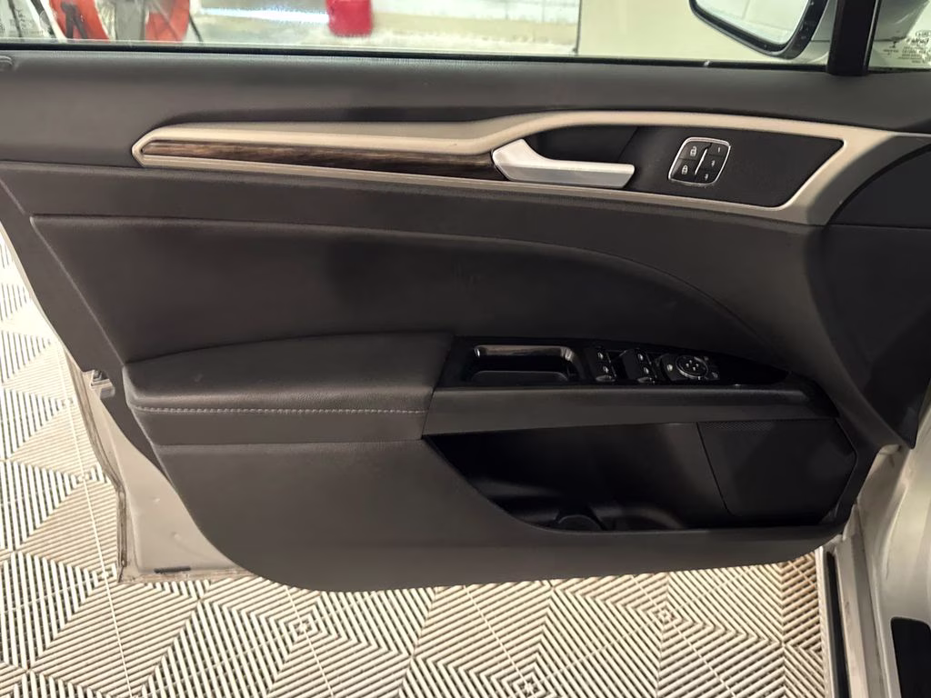 2016 Ingot Silver Ford Fusion SE FWD Sedan