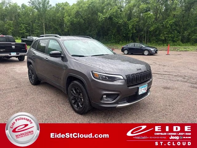 2023 Granite Crystal Metallic Clearcoat Jeep Cherokee Altitude 4X4 SUV