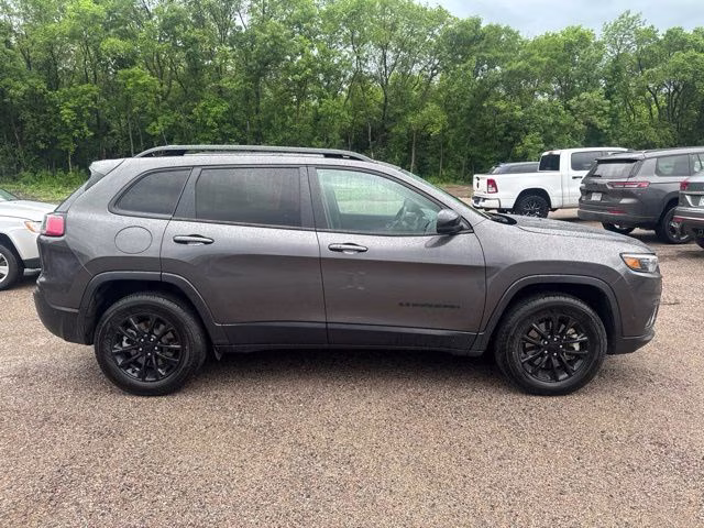 2023 Granite Crystal Metallic Clearcoat Jeep Cherokee Altitude 4X4 SUV