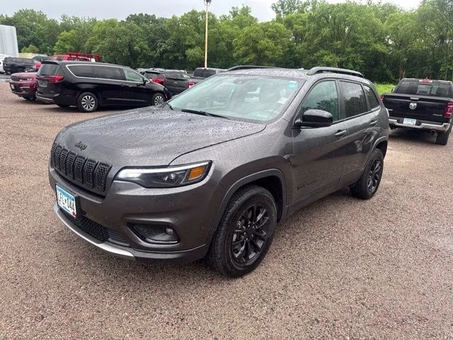 2023 Granite Crystal Metallic Clearcoat Jeep Cherokee Altitude 4X4 SUV