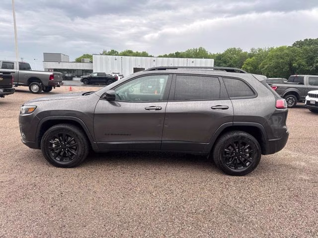 2023 Granite Crystal Metallic Clearcoat Jeep Cherokee Altitude 4X4 SUV