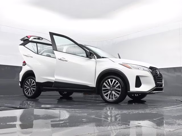 2023 Aspen White/Super Black Nissan Kicks SV FWD SUV