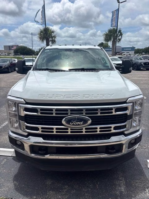 2025 White Ford Super Duty F-350 DRW XLT 4X4 Truck