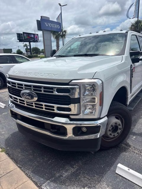 2025 White Ford Super Duty F-350 DRW XLT 4X4 Truck