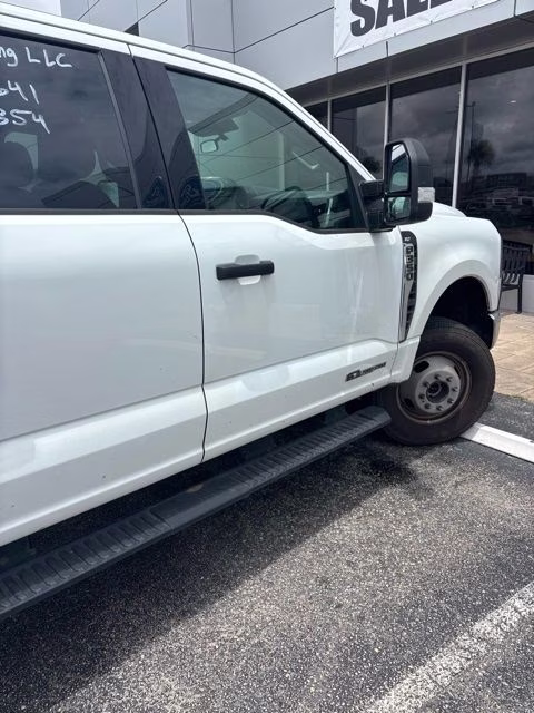 2025 White Ford Super Duty F-350 DRW XLT 4X4 Truck