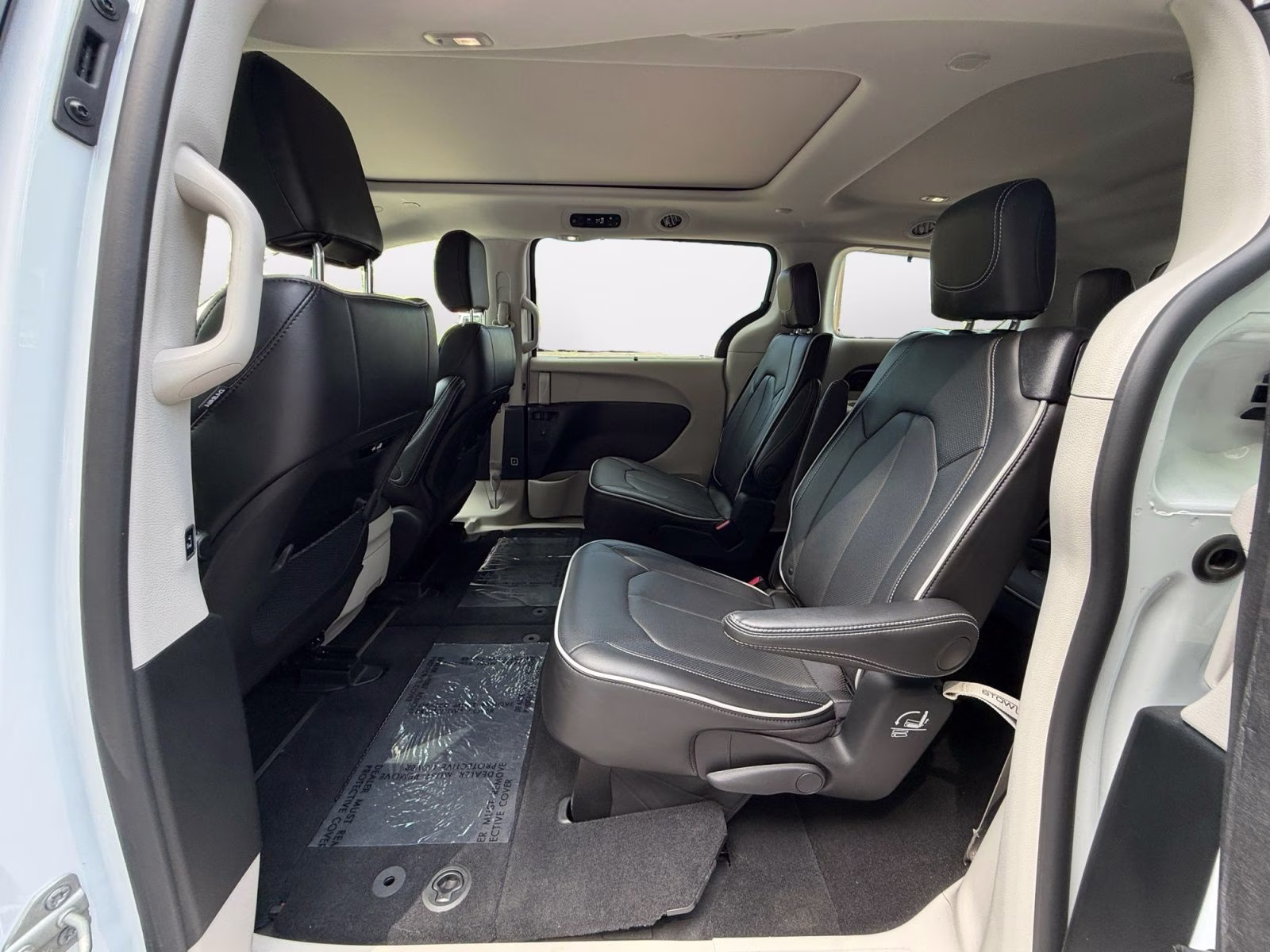 2024 Bright White Clearcoat Chrysler Pacifica Limited AWD Van