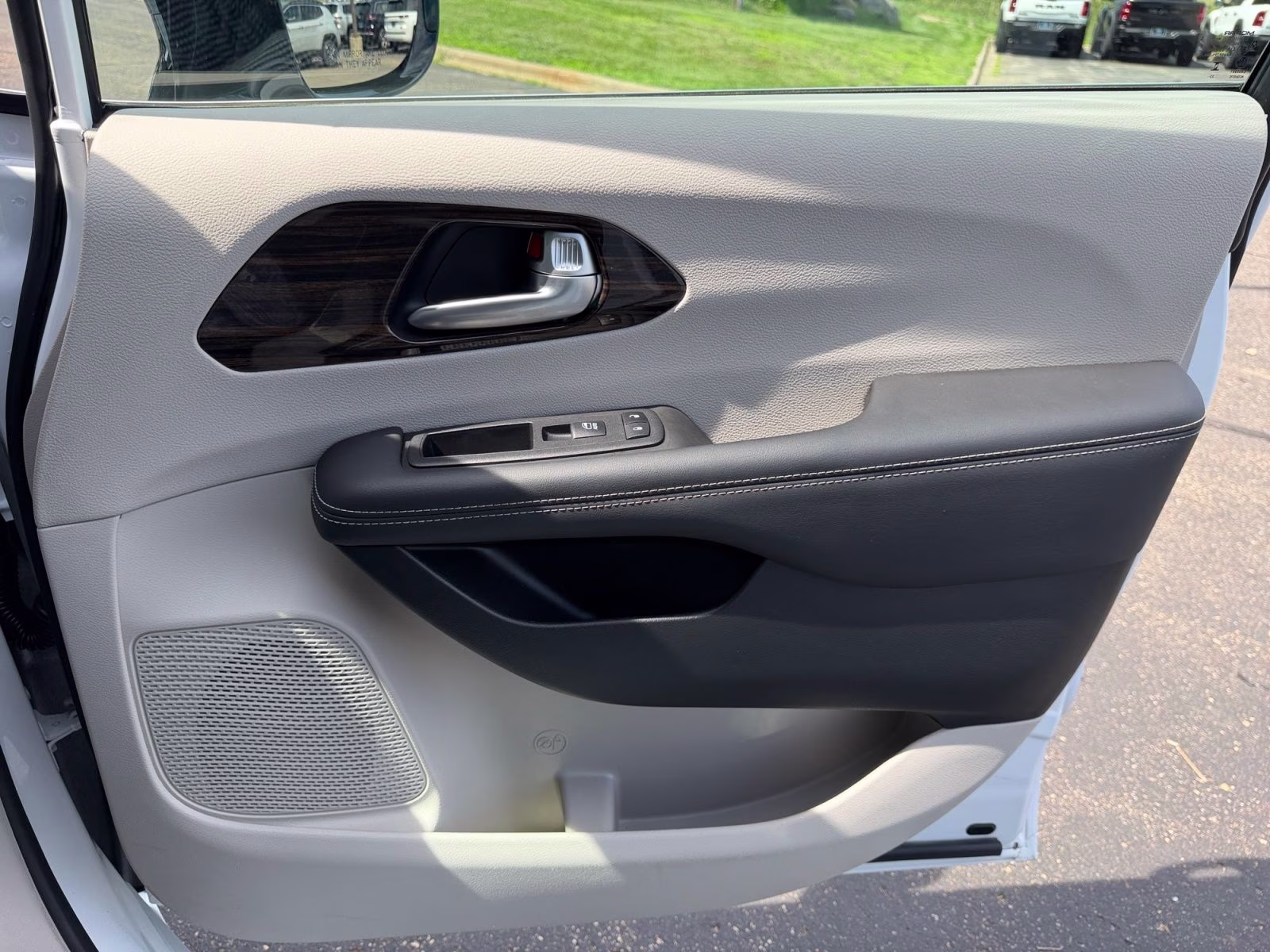 2024 Bright White Clearcoat Chrysler Pacifica Limited AWD Van
