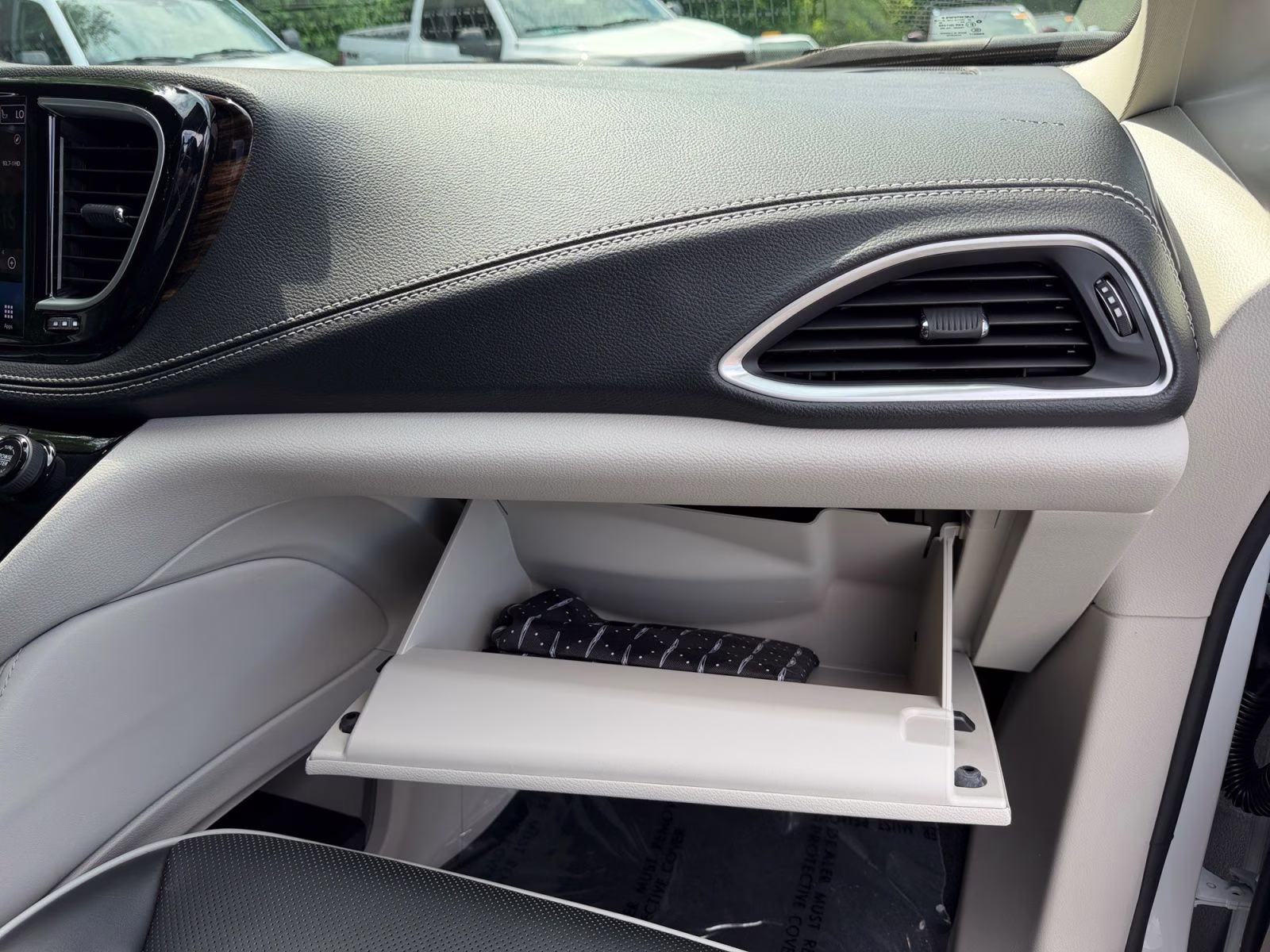 2024 Bright White Clearcoat Chrysler Pacifica Limited AWD Van