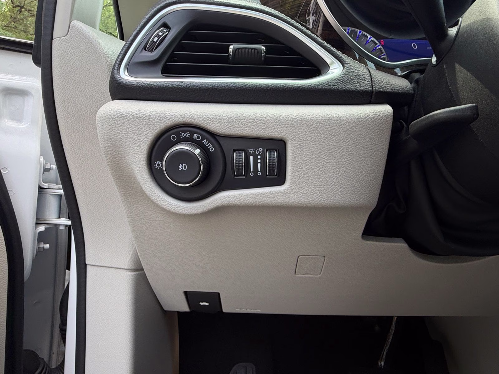 2024 Bright White Clearcoat Chrysler Pacifica Limited AWD Van