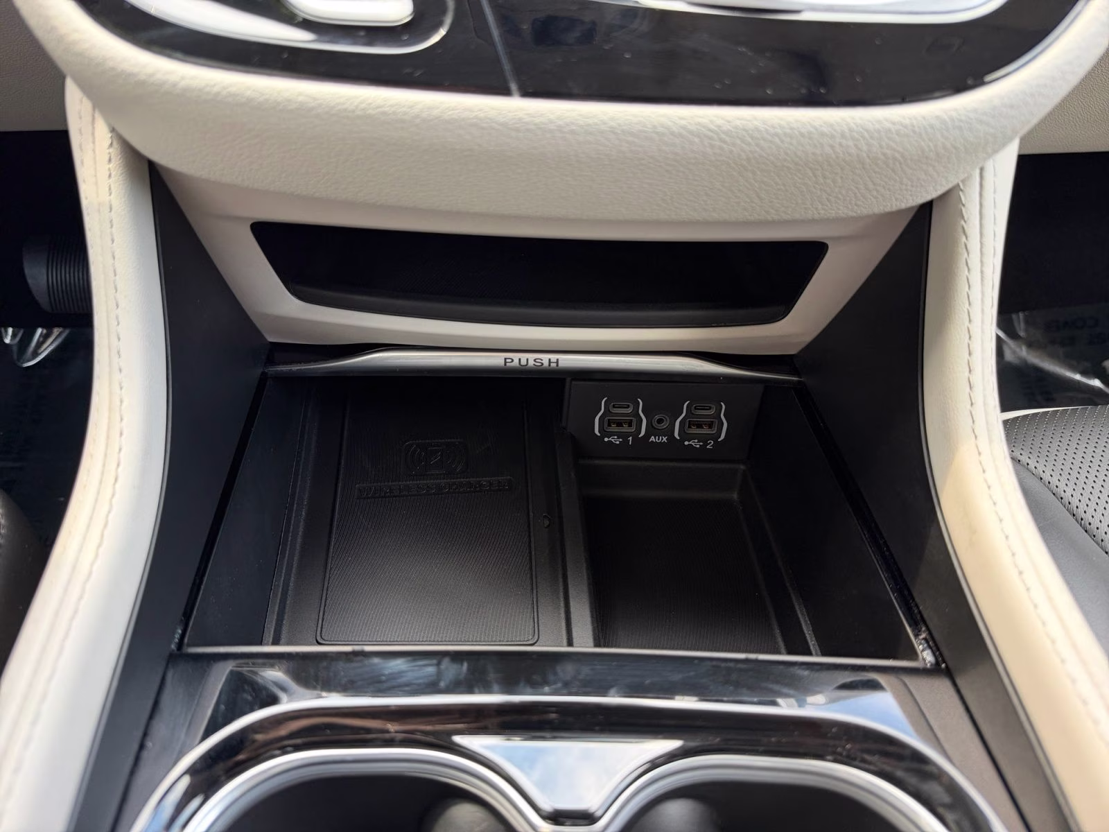 2024 Bright White Clearcoat Chrysler Pacifica Limited AWD Van