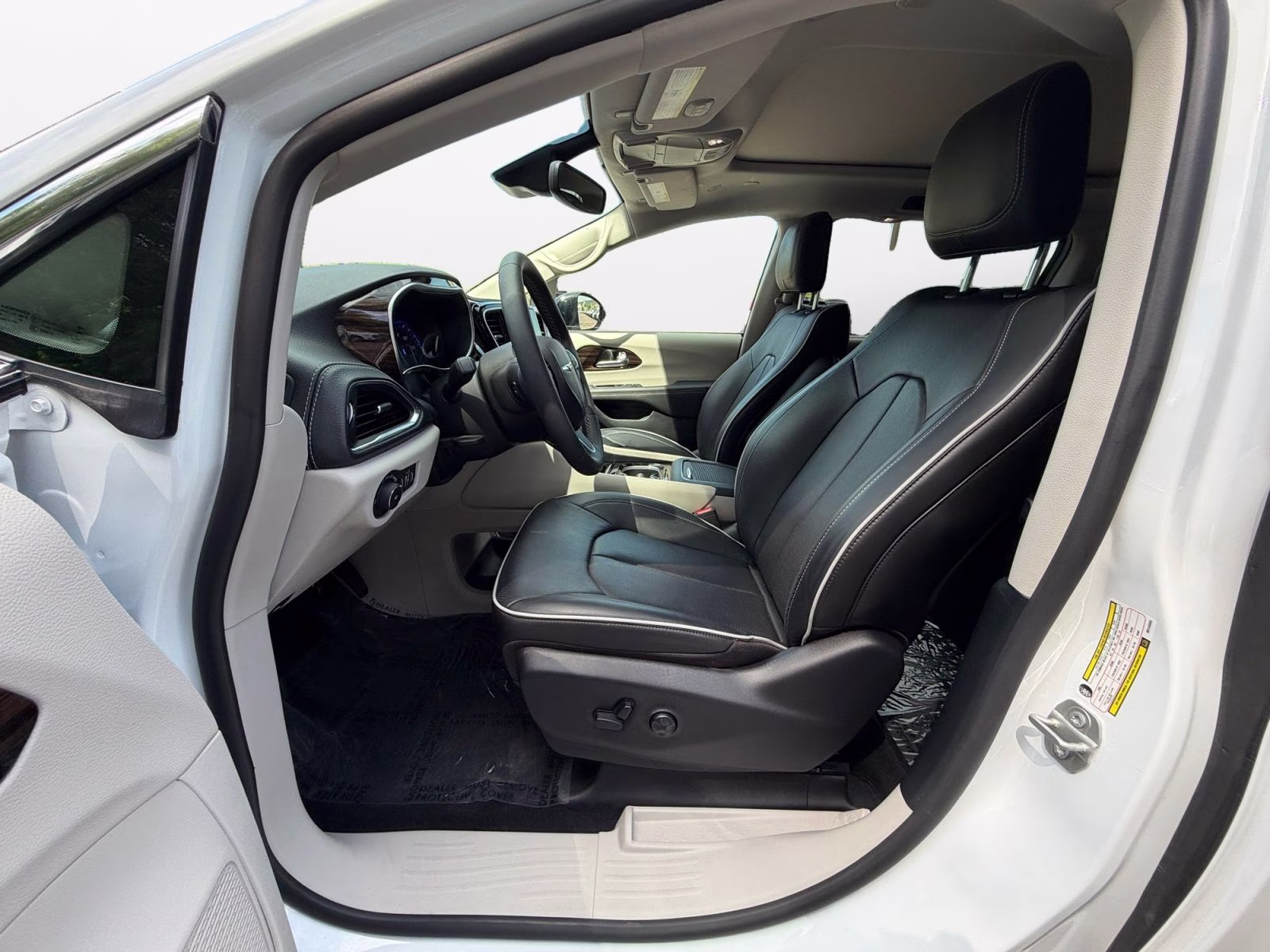 2024 Bright White Clearcoat Chrysler Pacifica Limited AWD Van