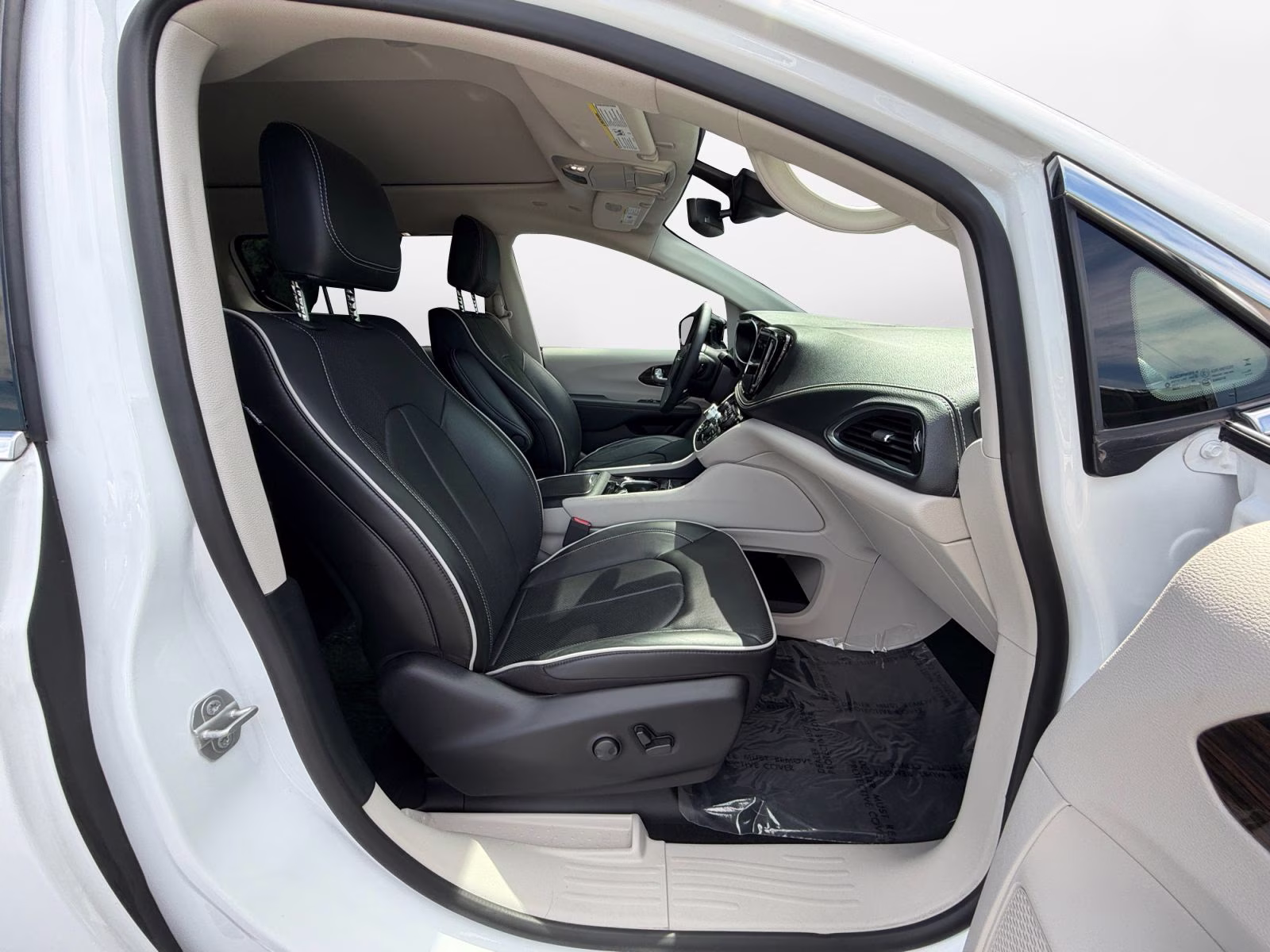2024 Bright White Clearcoat Chrysler Pacifica Limited AWD Van