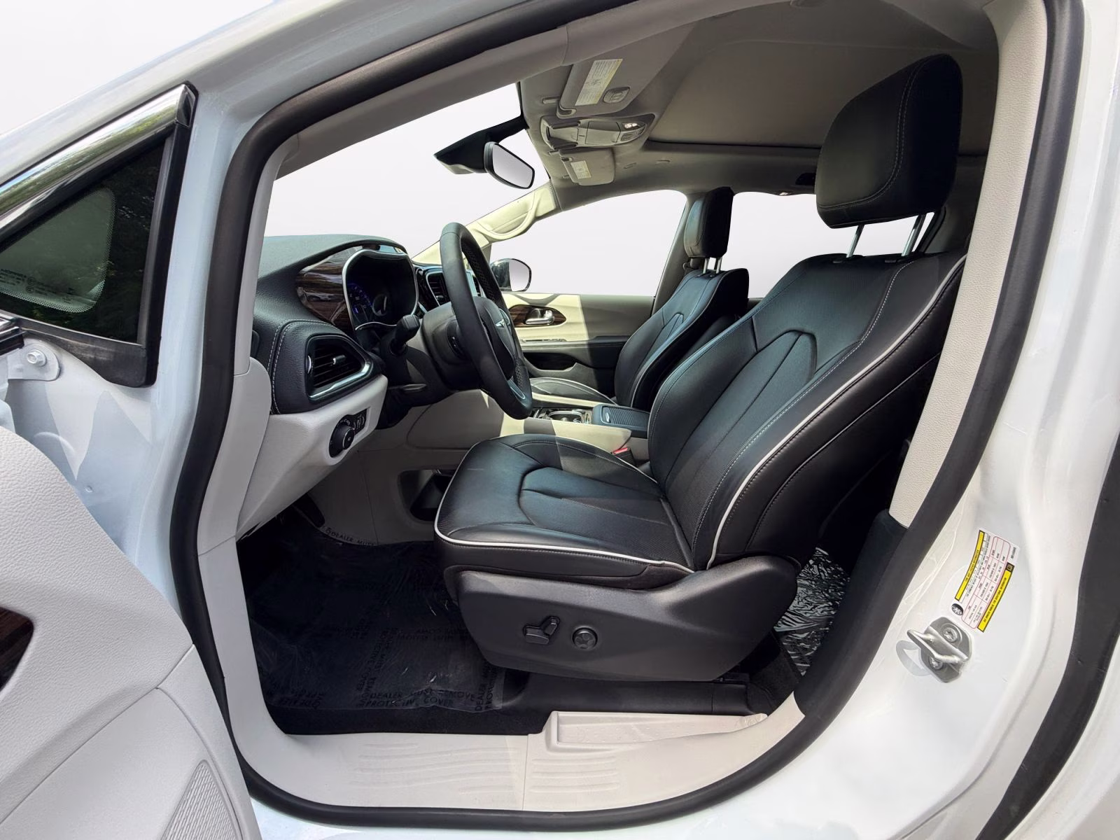 2024 Bright White Clearcoat Chrysler Pacifica Limited AWD Van