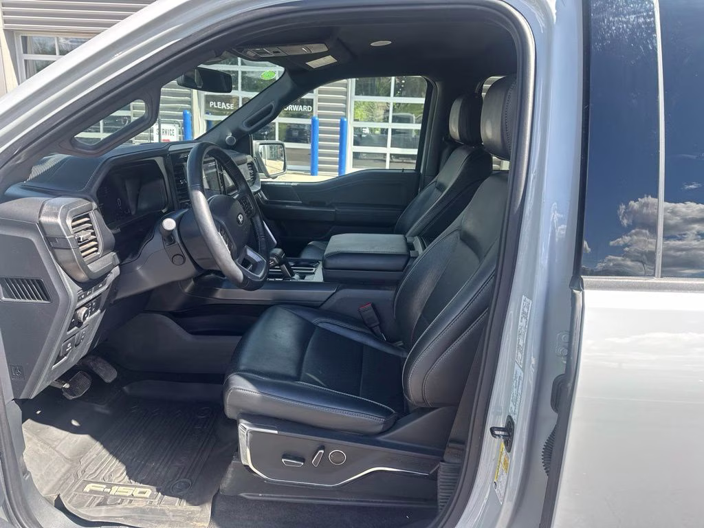 2024 Avalanche Gray Ford F-150 Lariat FX4 Black Appearance w/Tow Pkg 4X4 Truck