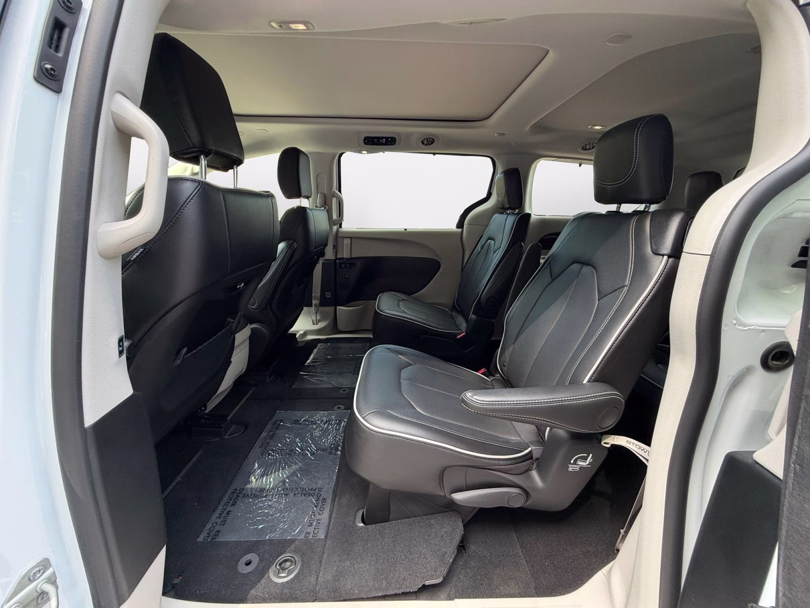 2024 Bright White Clearcoat Chrysler Pacifica Limited AWD Van