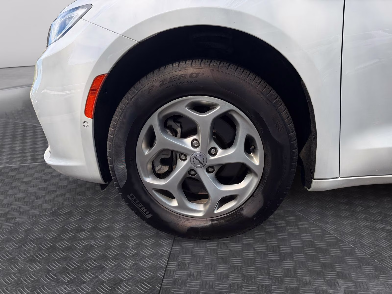 2024 Bright White Clearcoat Chrysler Pacifica Limited AWD Van