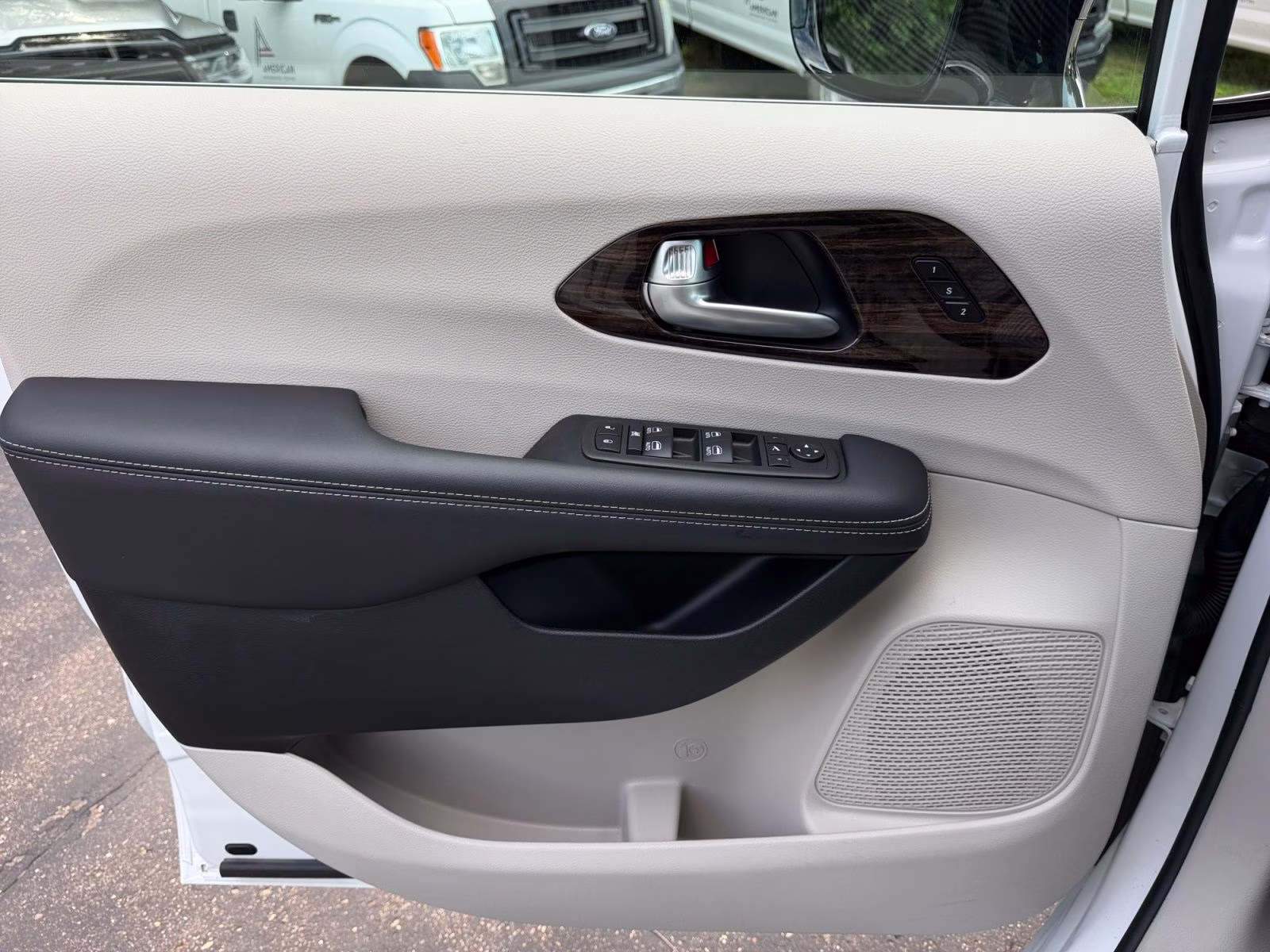2024 Bright White Clearcoat Chrysler Pacifica Limited AWD Van