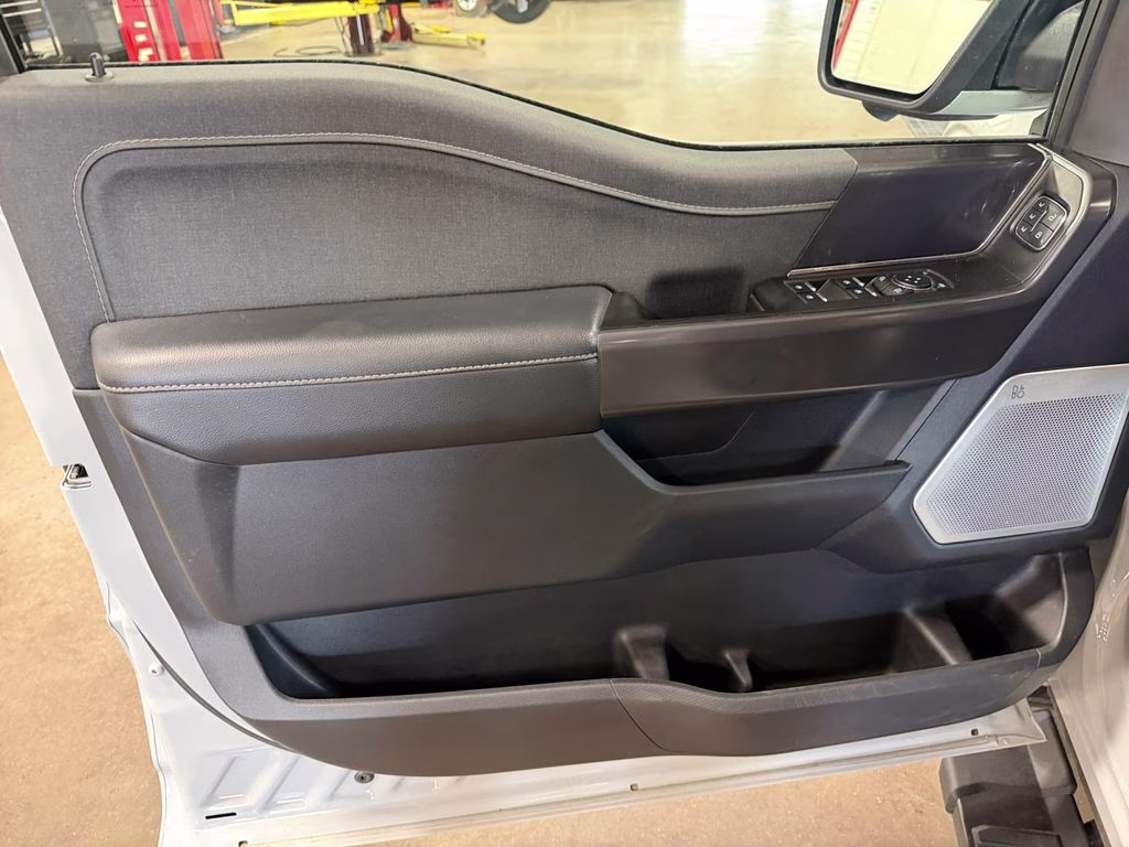 2024 Avalanche Gray Ford F-150 Lariat FX4 Black Appearance w/Tow Pkg 4X4 Truck