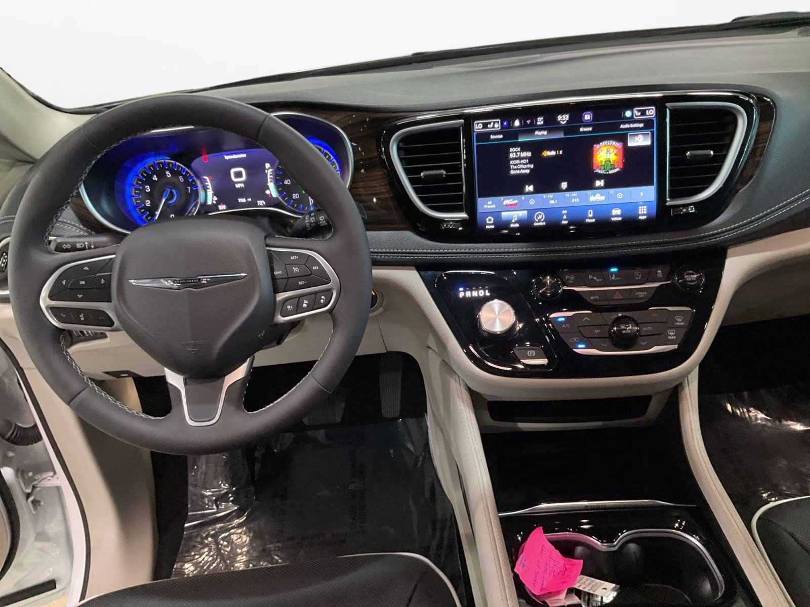 2024 Bright White Clearcoat Chrysler Pacifica Limited AWD Van