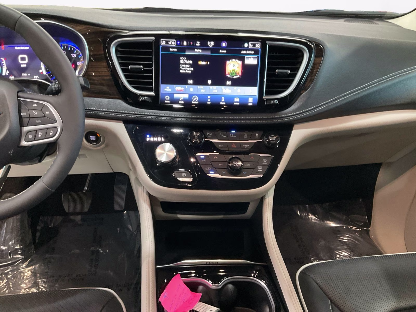 2024 Bright White Clearcoat Chrysler Pacifica Limited AWD Van