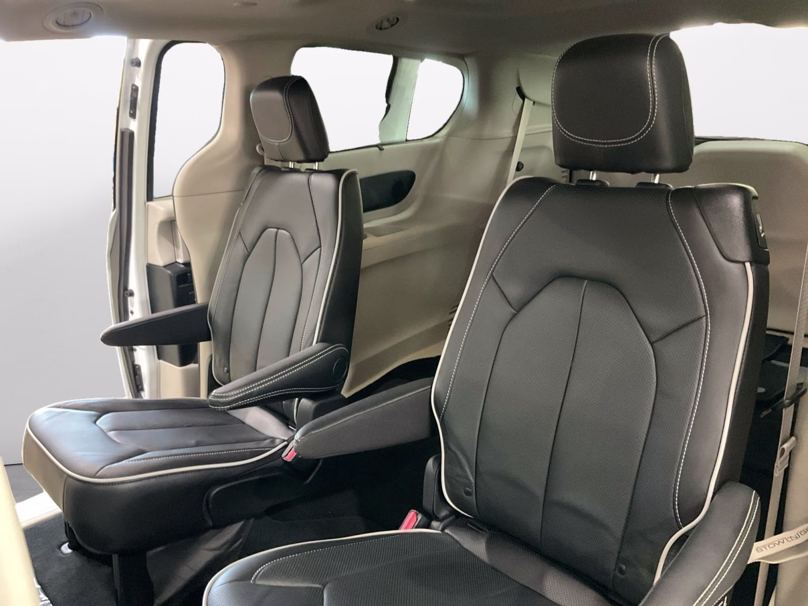 2024 Bright White Clearcoat Chrysler Pacifica Limited AWD Van