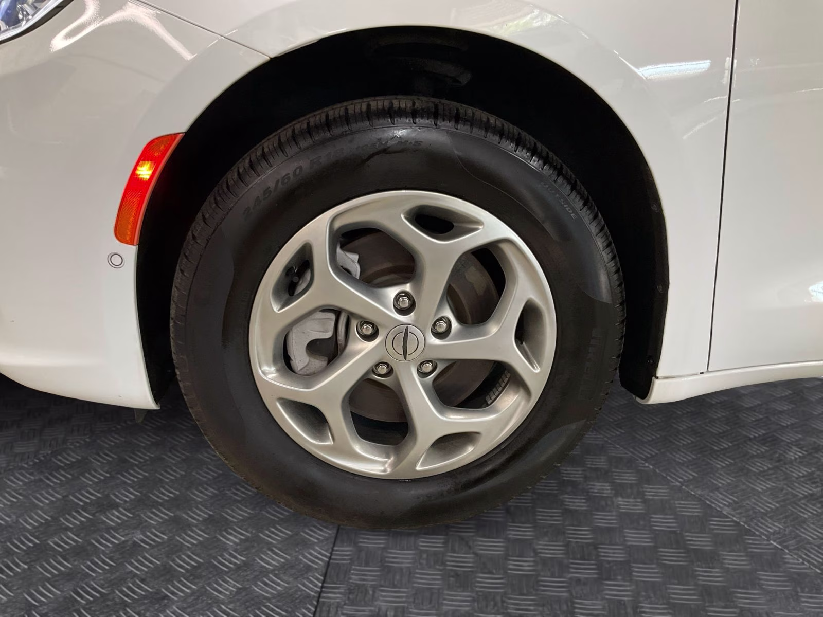 2024 Bright White Clearcoat Chrysler Pacifica Limited AWD Van