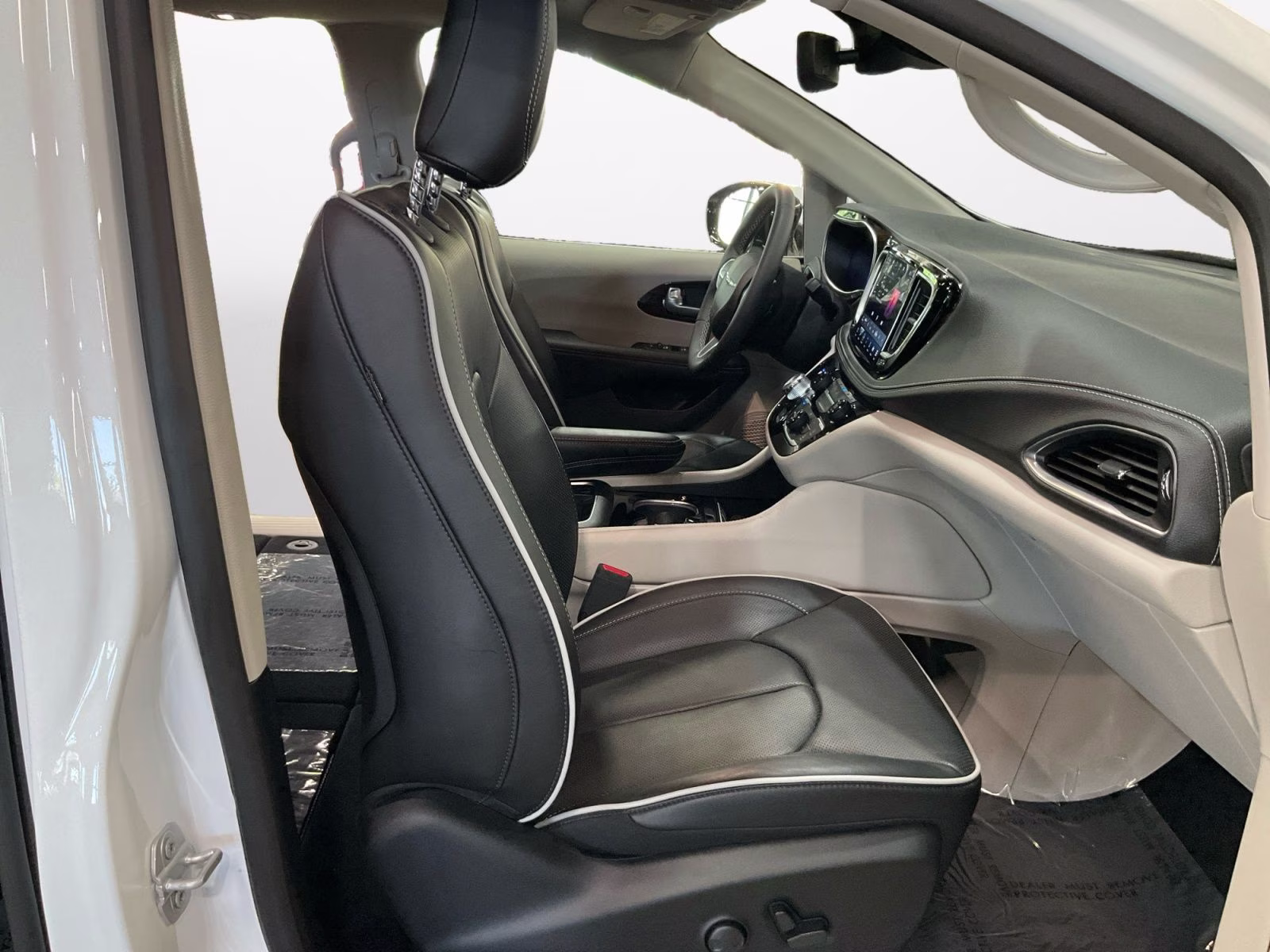 2024 Bright White Clearcoat Chrysler Pacifica Limited AWD Van