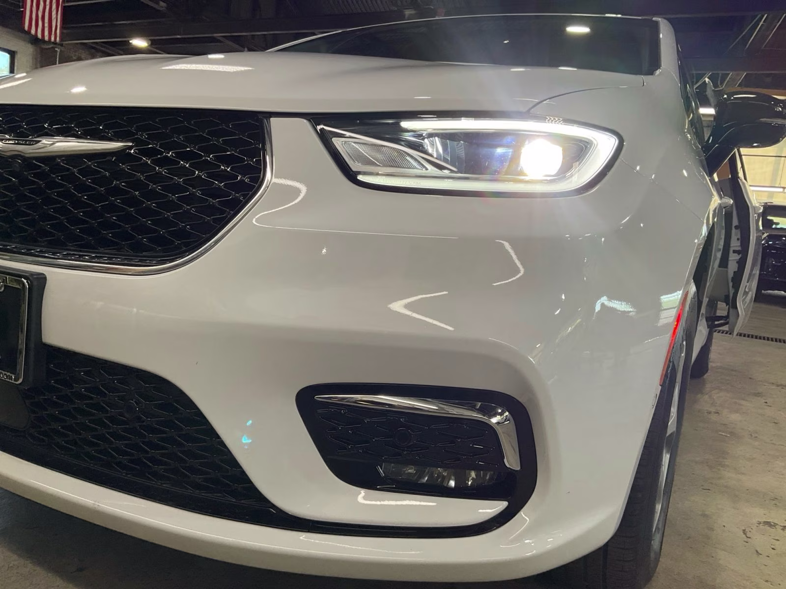 2024 Bright White Clearcoat Chrysler Pacifica Limited AWD Van