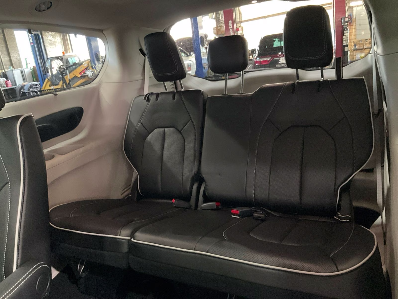 2024 Bright White Clearcoat Chrysler Pacifica Limited AWD Van