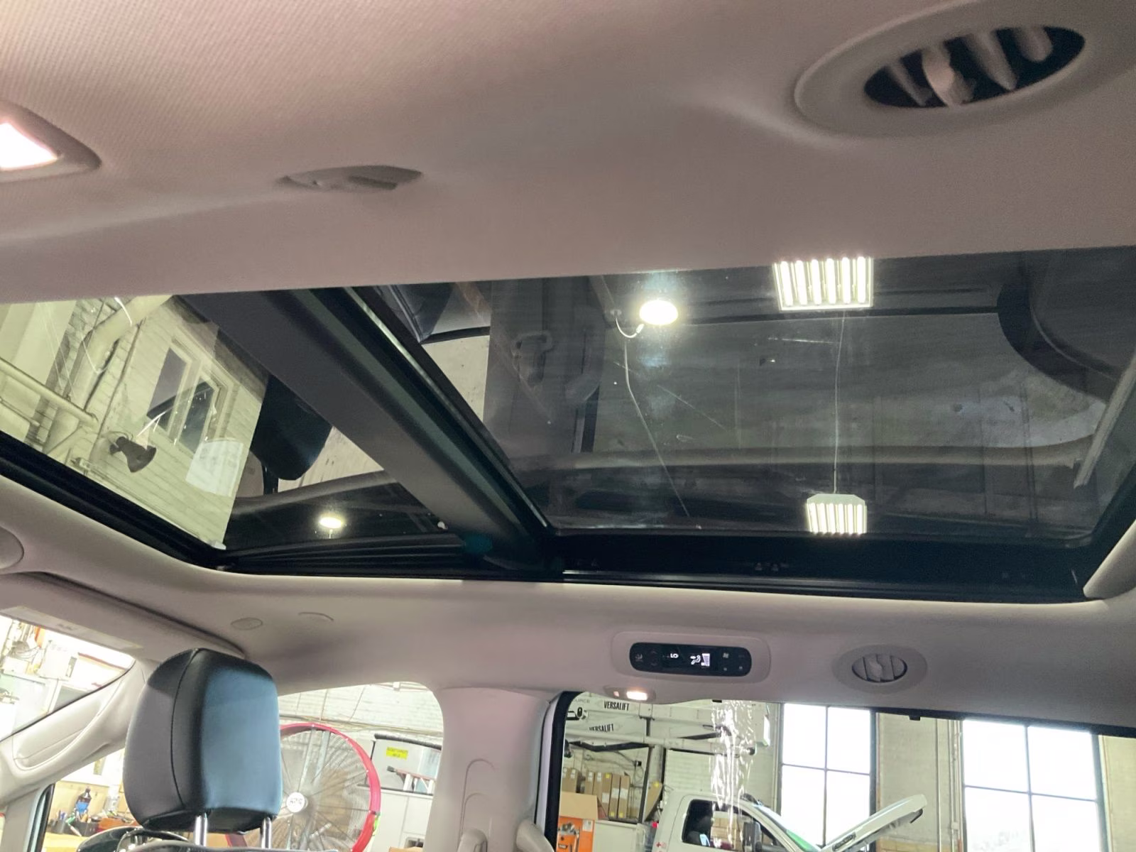 2024 Bright White Clearcoat Chrysler Pacifica Limited AWD Van