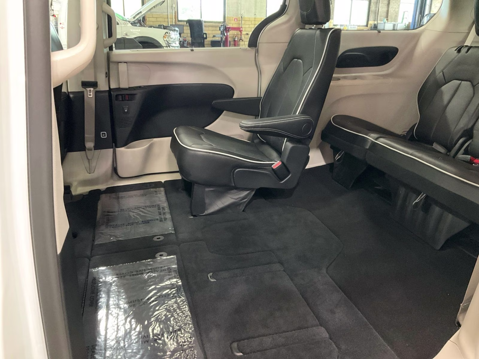 2024 Bright White Clearcoat Chrysler Pacifica Limited AWD Van