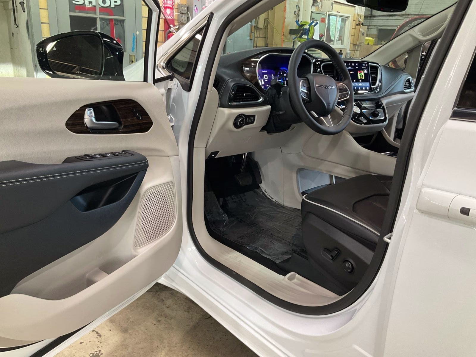 2024 Bright White Clearcoat Chrysler Pacifica Limited AWD Van