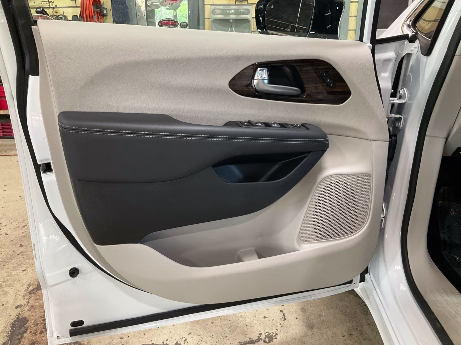 2024 Bright White Clearcoat Chrysler Pacifica Limited AWD Van