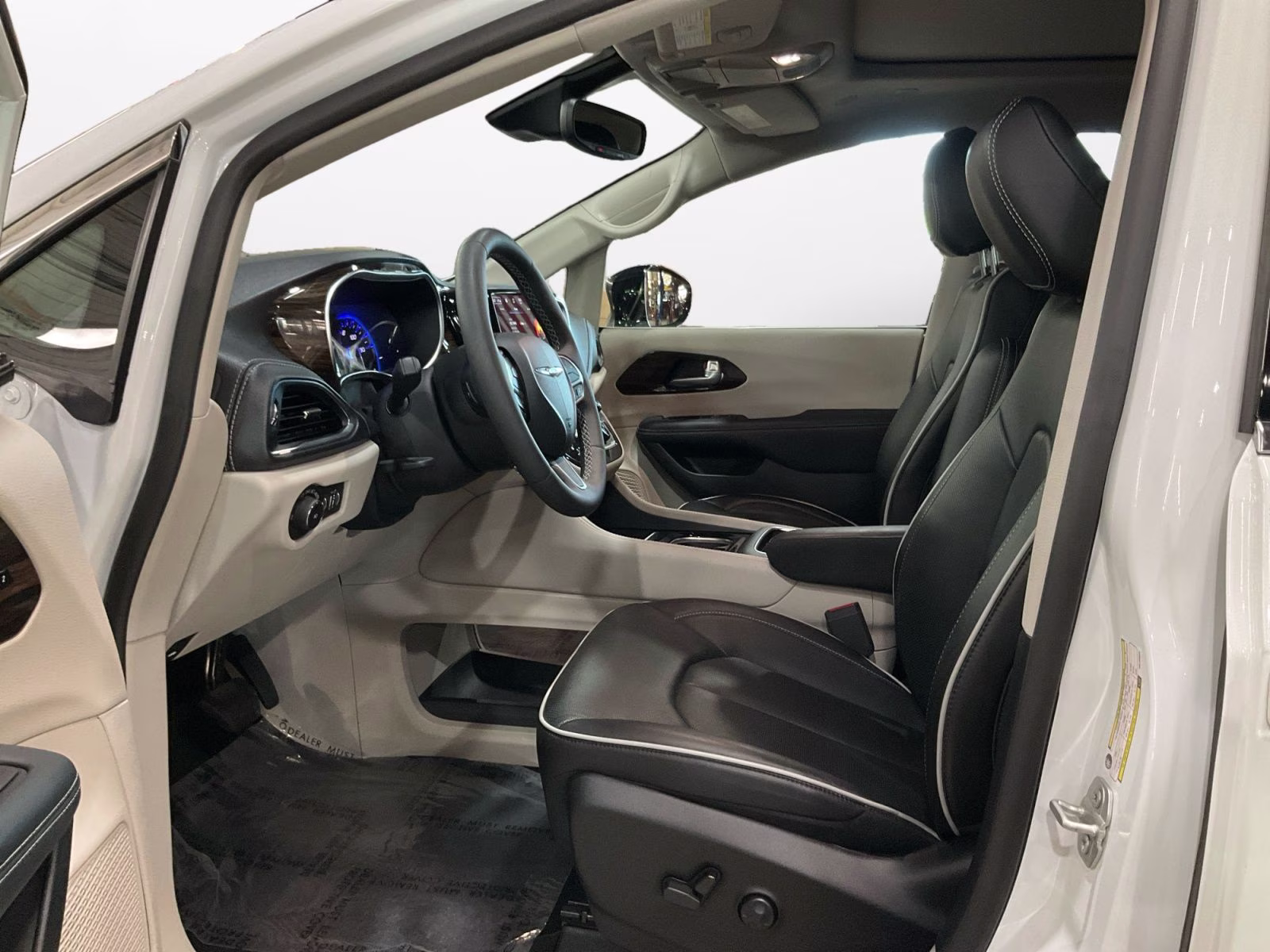 2024 Bright White Clearcoat Chrysler Pacifica Limited AWD Van