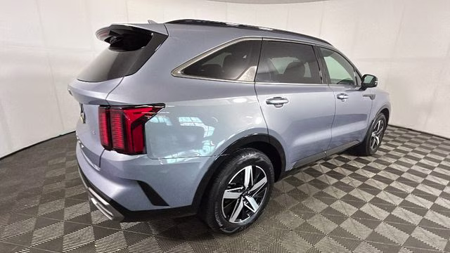 2021 Everlasting Silver Kia Sorento S FWD SUV