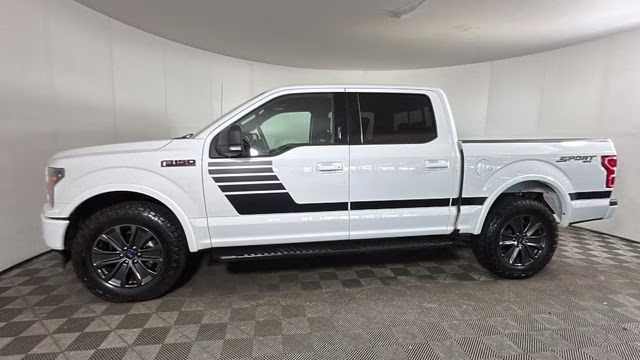 2018 Oxford White Ford F-150 XLT 4X4 Truck