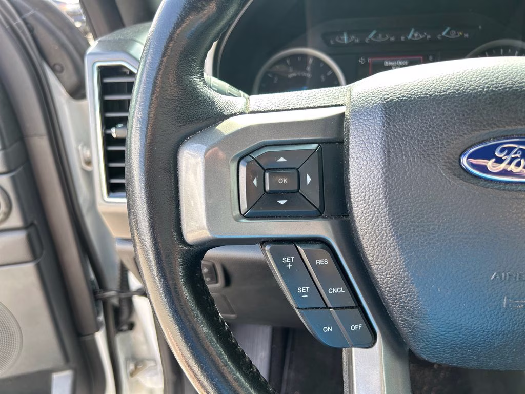 2021 Star White Metallic Tri-Coat Ford Expedition XLT RWD SUV