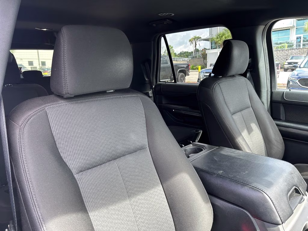 2021 Star White Metallic Tri-Coat Ford Expedition XLT RWD SUV