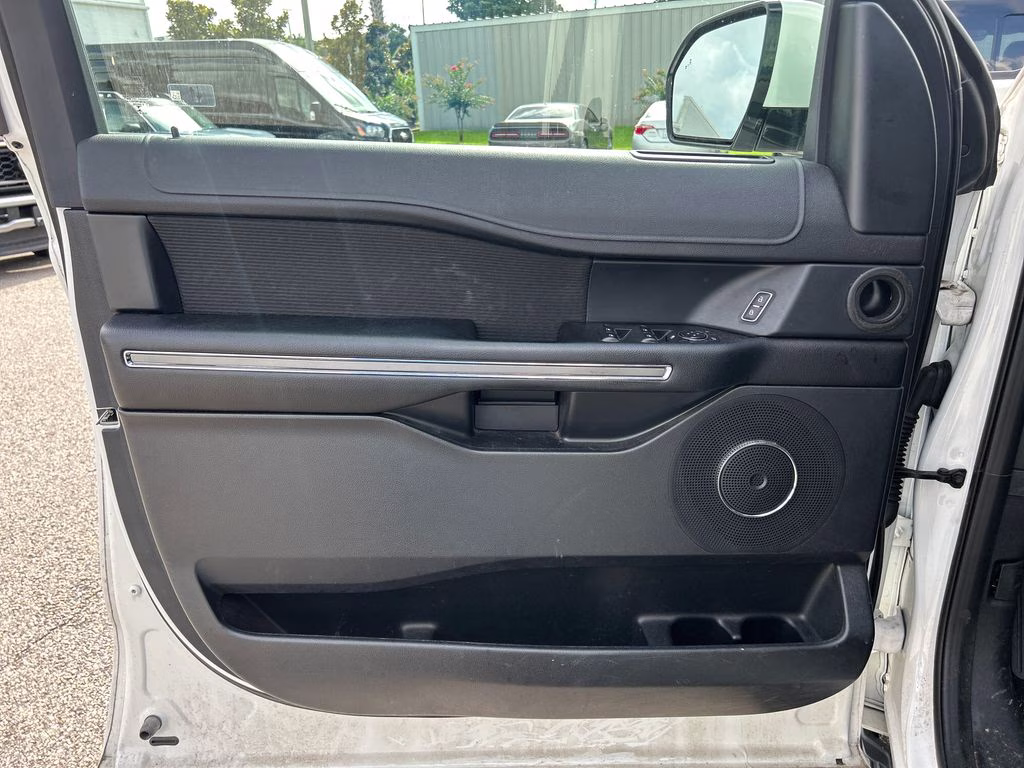 2021 Star White Metallic Tri-Coat Ford Expedition XLT RWD SUV