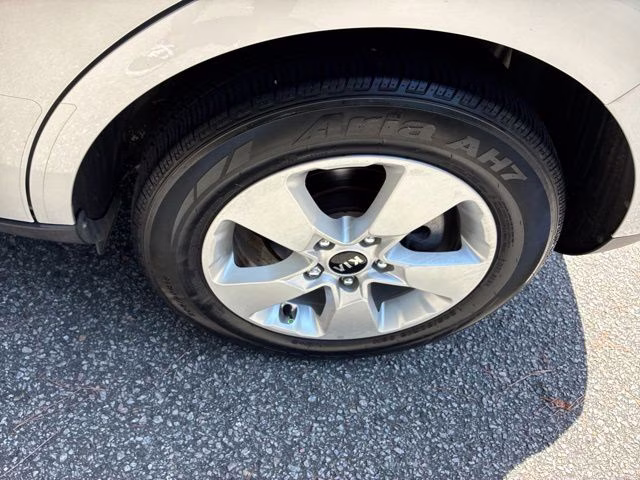2018 Bright Silver Kia Soul Base FWD Hatchback