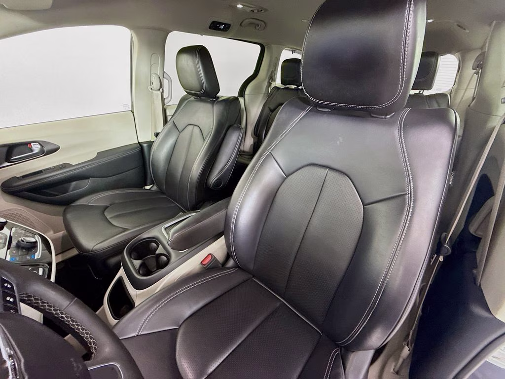 2023 Granite Crystal Metallic Clearcoat Chrysler Pacifica Touring L FWD Van