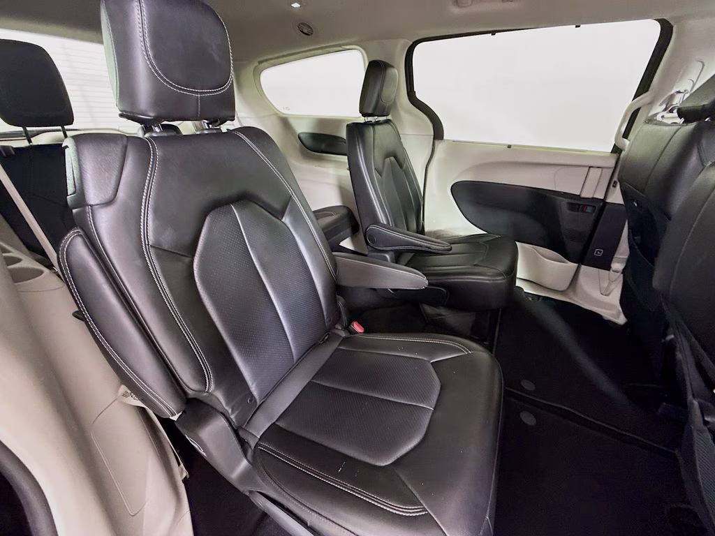 2023 Granite Crystal Metallic Clearcoat Chrysler Pacifica Touring L FWD Van